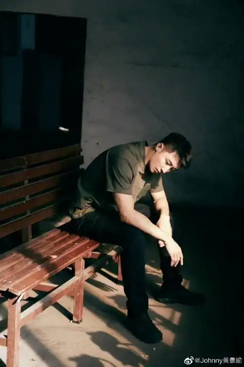 黄景瑜下班随拍##黄景瑜晒下班背影照