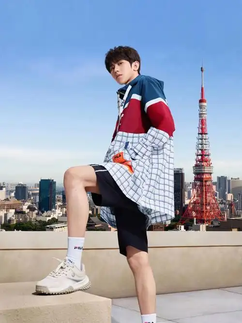 蔡徐坤上脚fm1联名鞋款fila作为百年经典活动品牌设计师从1984年