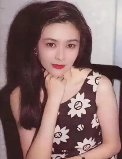 关之琳是香港演艺圈中备受瞩目的女星,她的美貌和演技一直备受赞誉.