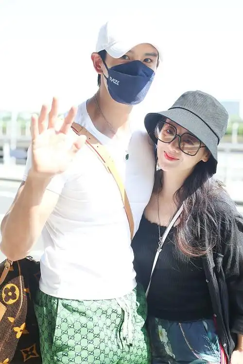 组图:小李琳接机老公经超甜蜜幸福 二人面对镜头挥手狂秀恩爱