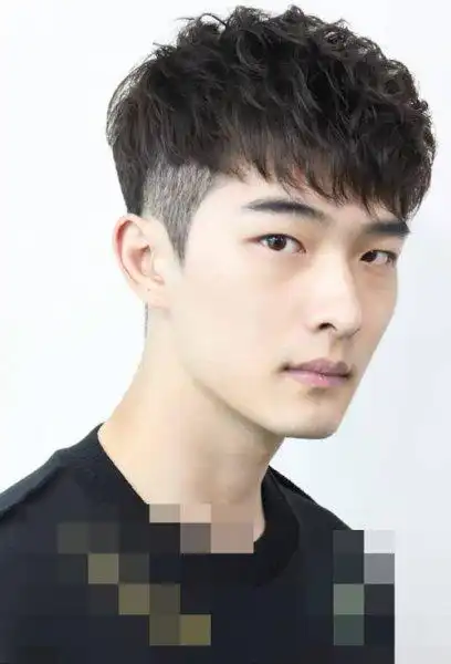 中学生剪的斜刘海发型初中男生短头发造型