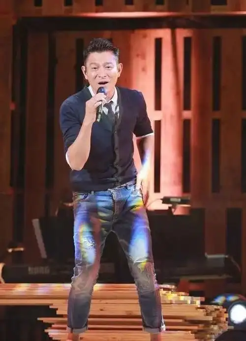 刘德华笨小孩的经典不变穿搭