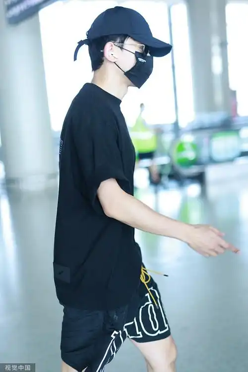 组图:张杰印花短袖搭短裤运动风满满 穿半筒袜一路小跑似少年