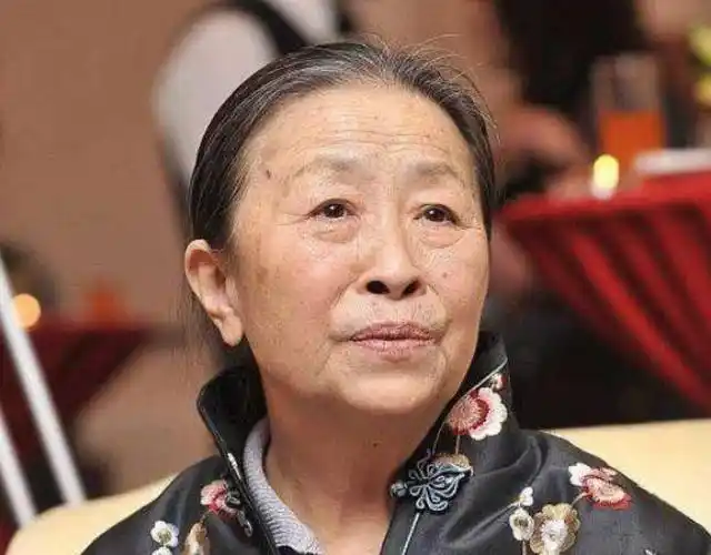 回顾张少华一生住在40平的房子里去世后丈夫的痴爱让人泪目