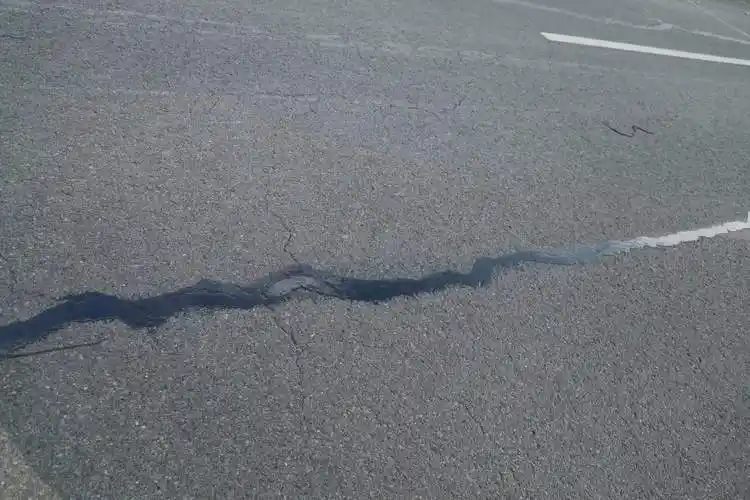 沥青路面灌缝疗伤保障道路安全畅通