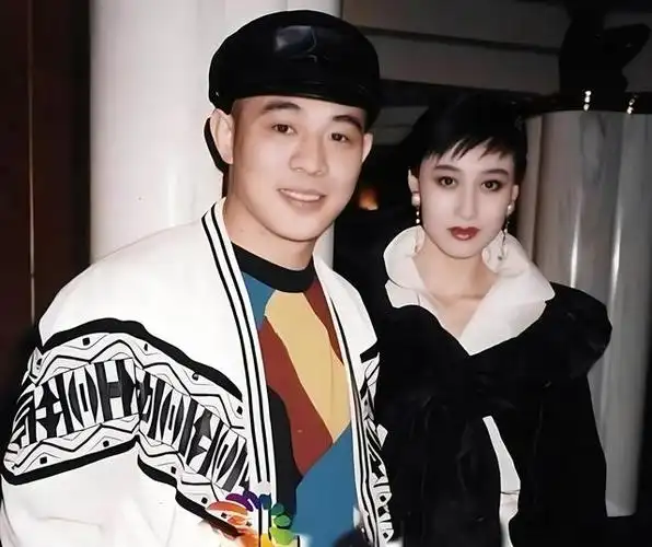 相较而言,李连杰的身材虽不高,但也算得上是一个英勇的形象.