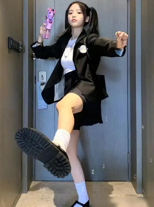 杨超越被要求穿上娃娃裙看到裙下的腿这身材谁看谁羡慕