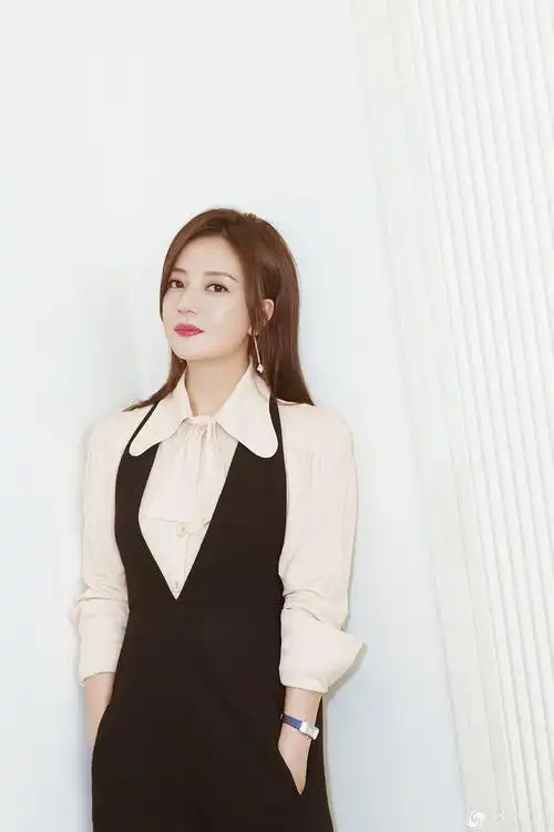 赵薇现身上影节 帅气性感轻松切换