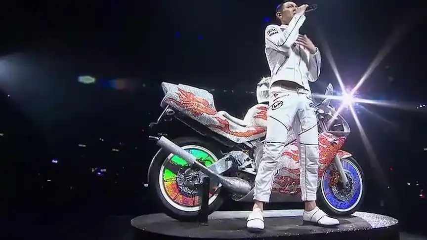 刘德华一身白衣,骑在摩托车上唱《情深的一句 》,太帅了吧