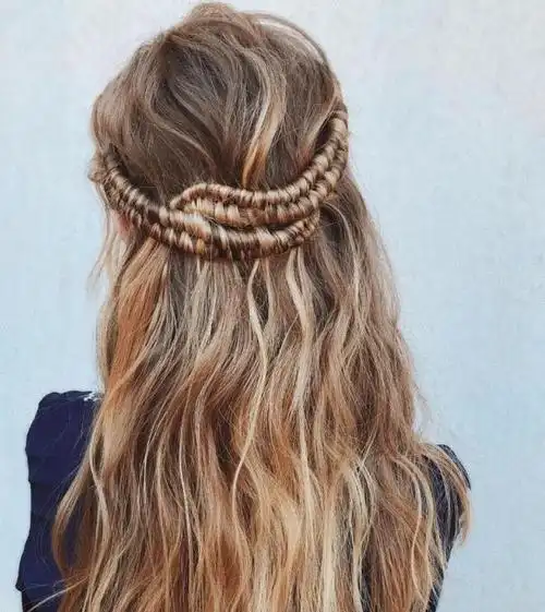 两侧编发的半扎公主头发型,直接在两侧扎个麻花辫,用发夹固定在后脑勺