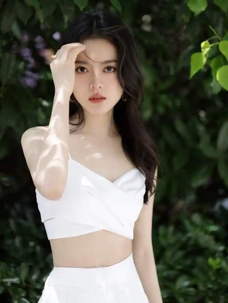 赵今麦穿着一袭吊带白裙,白色裙子勾勒出她优美的身材曲线,显得清新