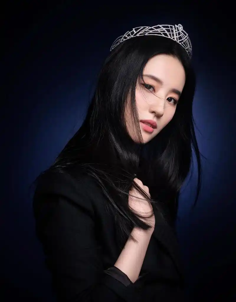 女星皇冠造型对比,赵丽颖迪丽热巴刘亦菲谁让你眼前一亮?