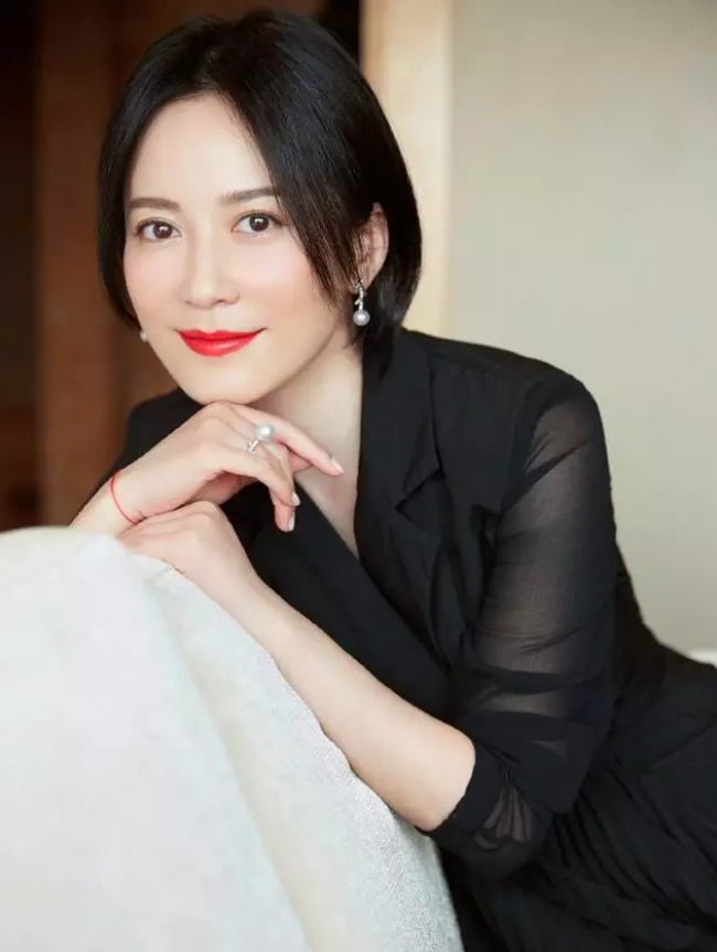 俞飞鸿真是美到了骨子里,穿薄纱裙腰肢纤细,配一头长发气质出众