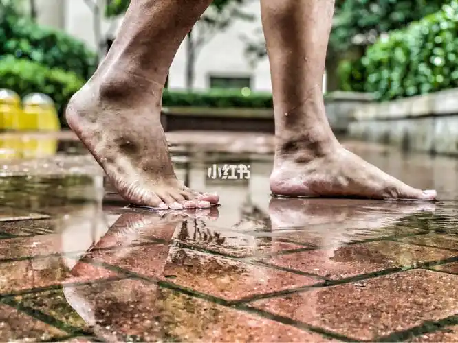 06雨天,赤脚走在郑州街头