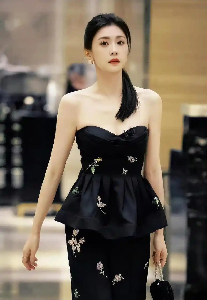 偏是"1米6"的个儿,这些明星的身高长脸上了)