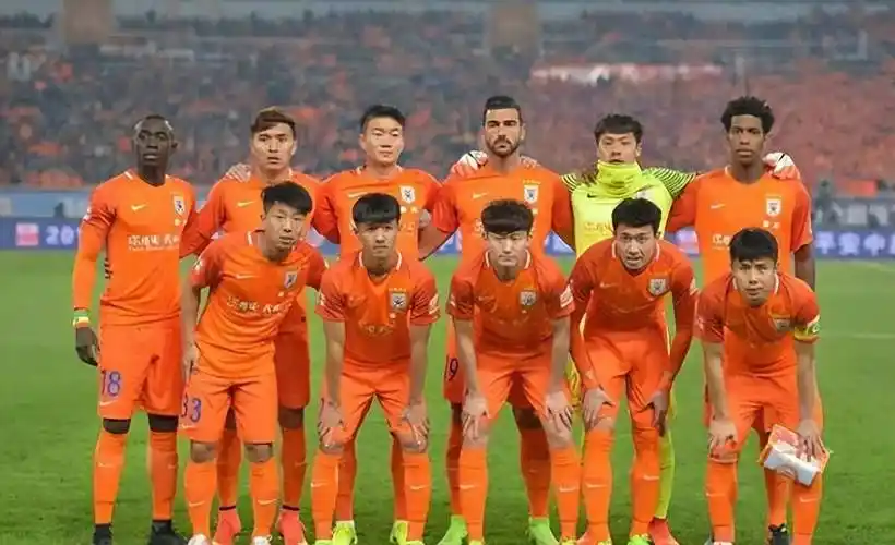 崔康熙执掌的山东泰山足球俱乐部,以其独树一帜的战术理念和高度严谨