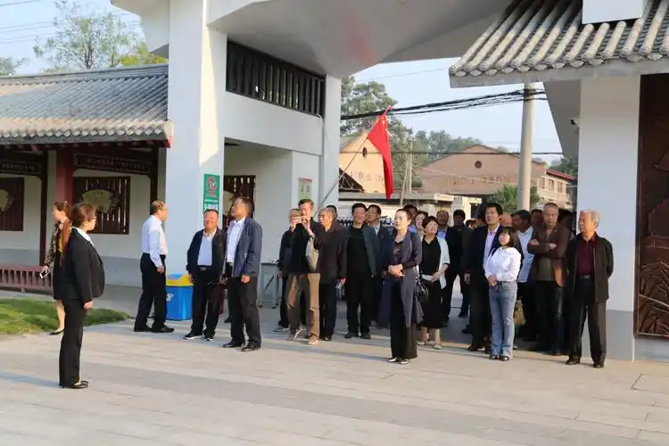 秋高气爽,富平县教育局组织老干部,老教师观摩团第一站来到莲湖小学