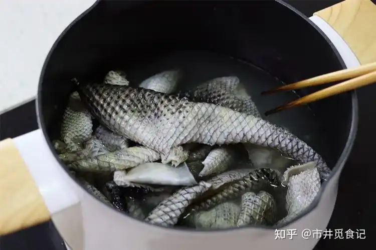 准备食材:鱼皮,青椒,泡椒,干辣椒,姜,腊肠(或腊肉