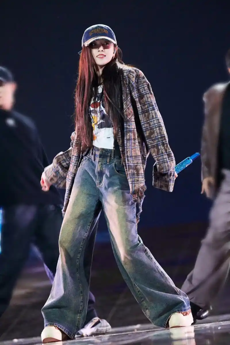 吴宣仪牛仔裤美照,可爱与酷飒轻松转换,太迷人了!#2024我想说