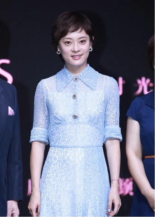 孙俪的时尚感也挺普通的轻纱搭配却有点显胖感觉还挺真实的