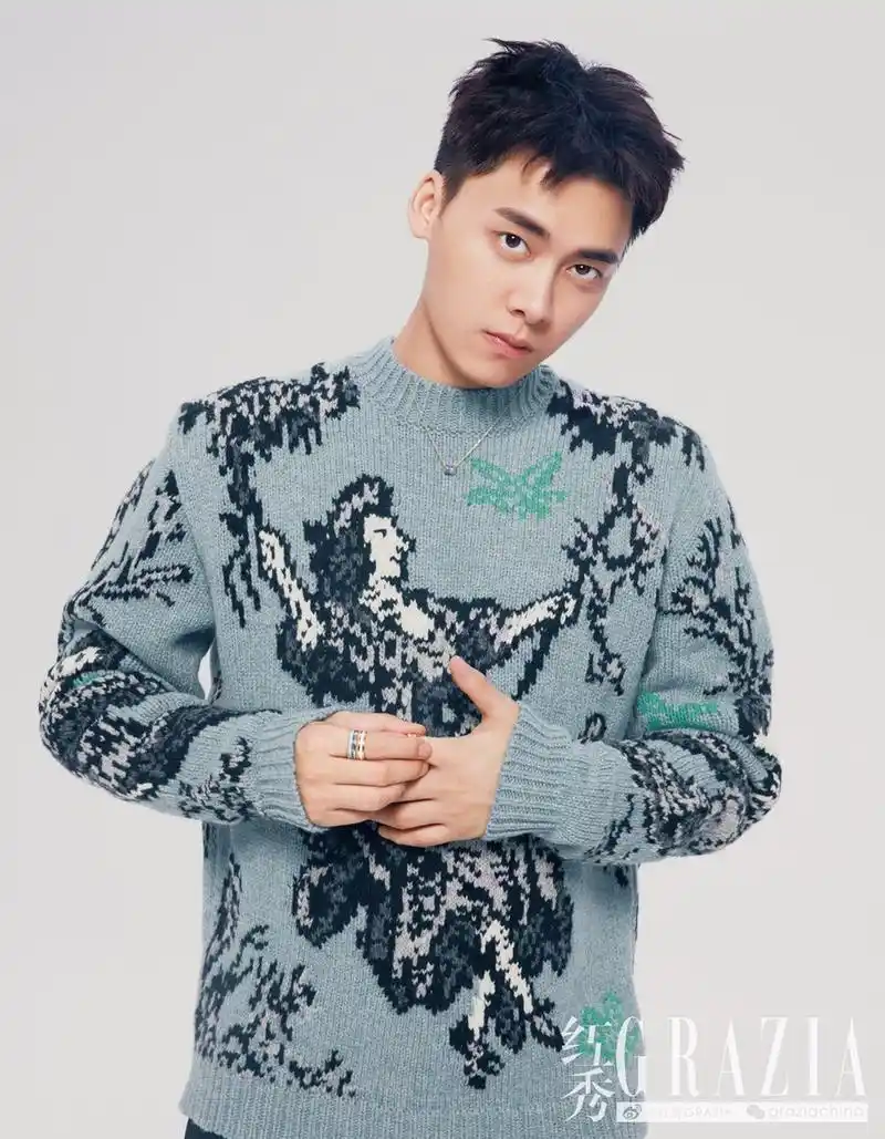 李易峰身穿白西装搭配印花衬衫绅士十足