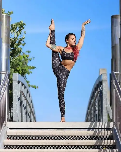 蒋依依天天向上(00后演员蒋依依:平时生活需要坚持健身,不然工作时