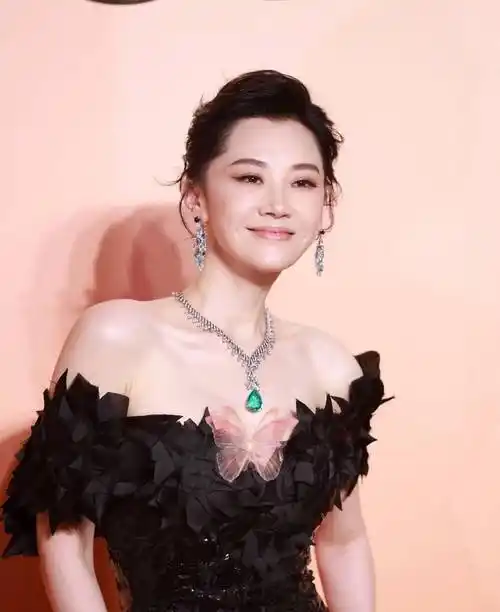 许晴亮相活动状态大好52岁面容紧致似少女项链配饰太抢眼