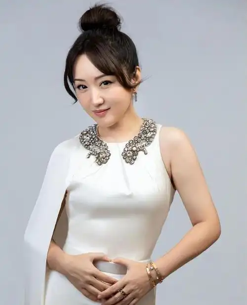 杨钰莹终究是老了在美颜下看似年轻但身材却暴露了真实年龄