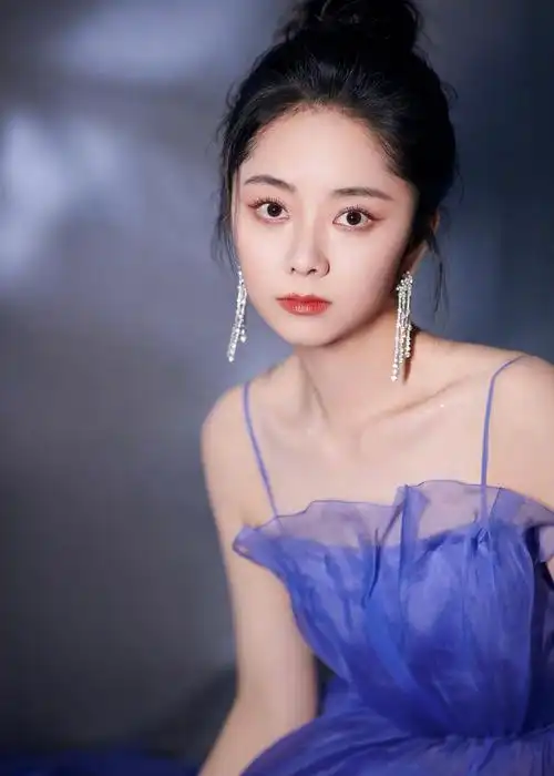 今天出席的谭松韵seven