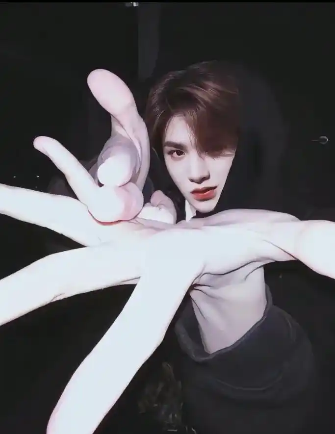 黄明昊封神照片 - 抖音