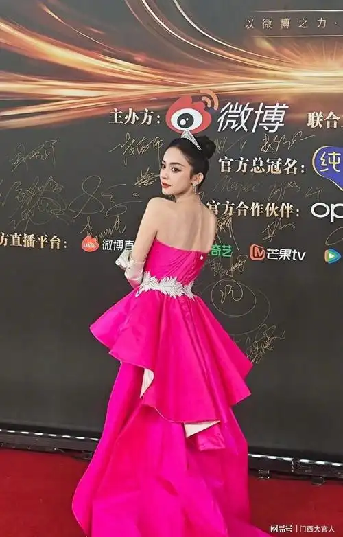 古力娜扎一身桃红大裙亮相微博之夜红毯引发粉丝热议