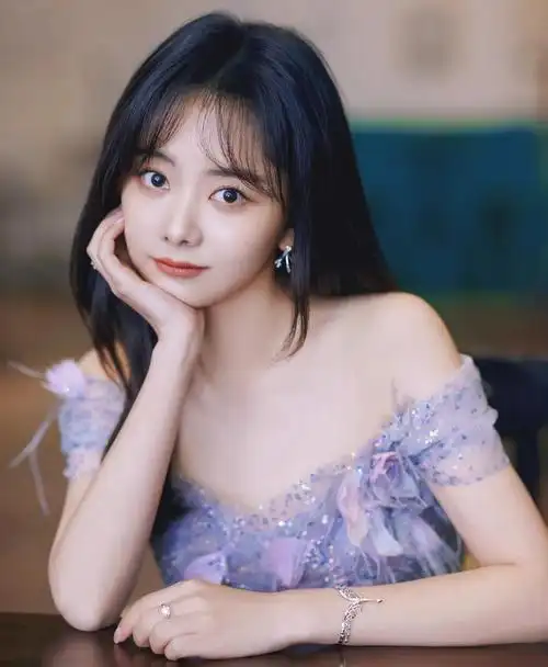 谭松韵美照,优雅可爱!__财经头条