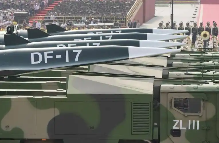 解放军高调"插播"东风-17受阅照_高超音速导弹