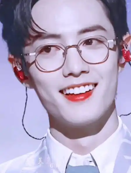 一点也不夸张,这是我见过戴眼镜最帅的男人肖战-度小视