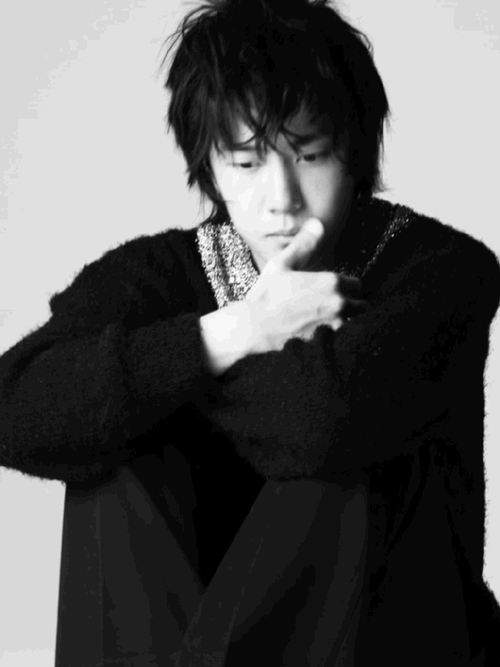 王一博跟小孩聊咬指甲