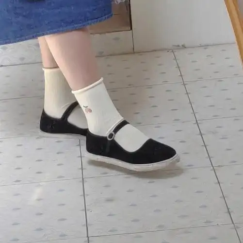 在老家遇到了纯手工老布鞋