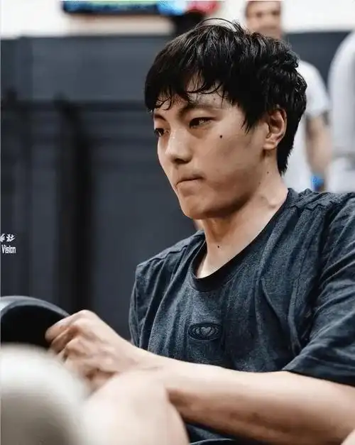 北京时间6月22日,cba广东宏远队的核心后卫球员胡明轩,更新了自己的