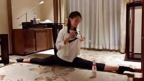 我看到她在微博晒了无数张劈叉照,连吃泡面时也不忘压腿.