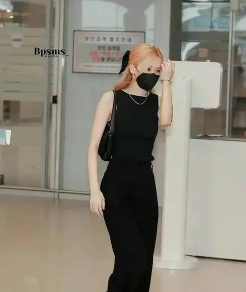 朴彩英这次终于不露腰了全黑造型走机场简约不失时尚