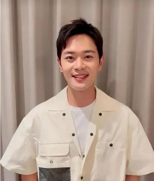 是时候该火了,当年被焦恩俊抢尽风头,现在人到中年重回颜值巅峰