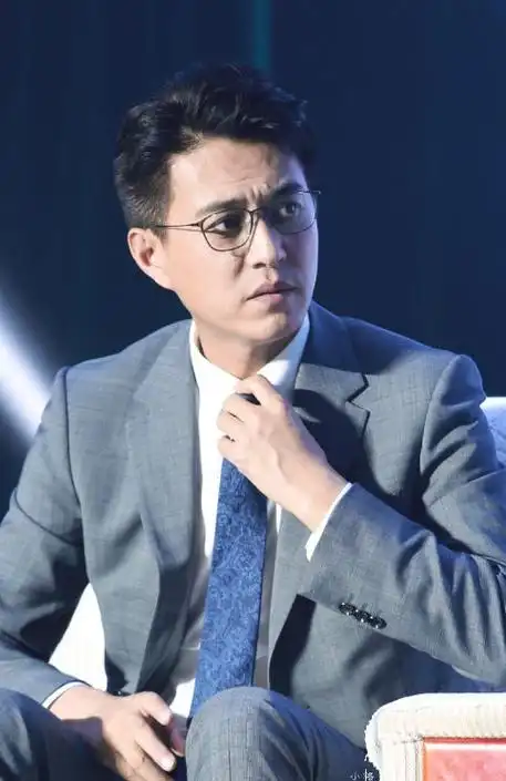 靳东出席济南活动着灰色西装展风采