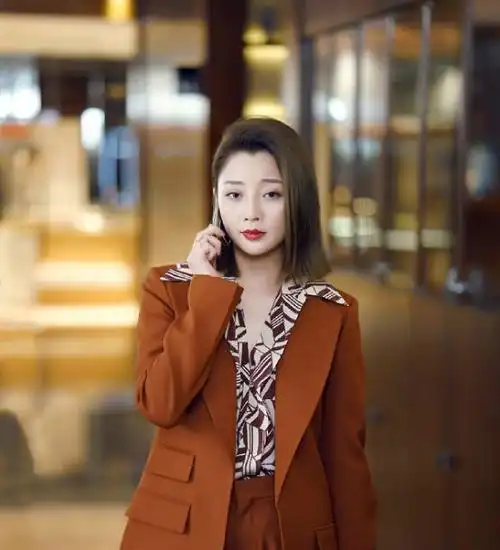 这次真的被正青春中的殷桃美到了女强人搭配看着更有个性