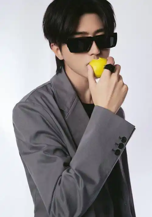 蔡徐坤西装墨镜照上热搜,网友:妥妥的霸道总裁既视感
