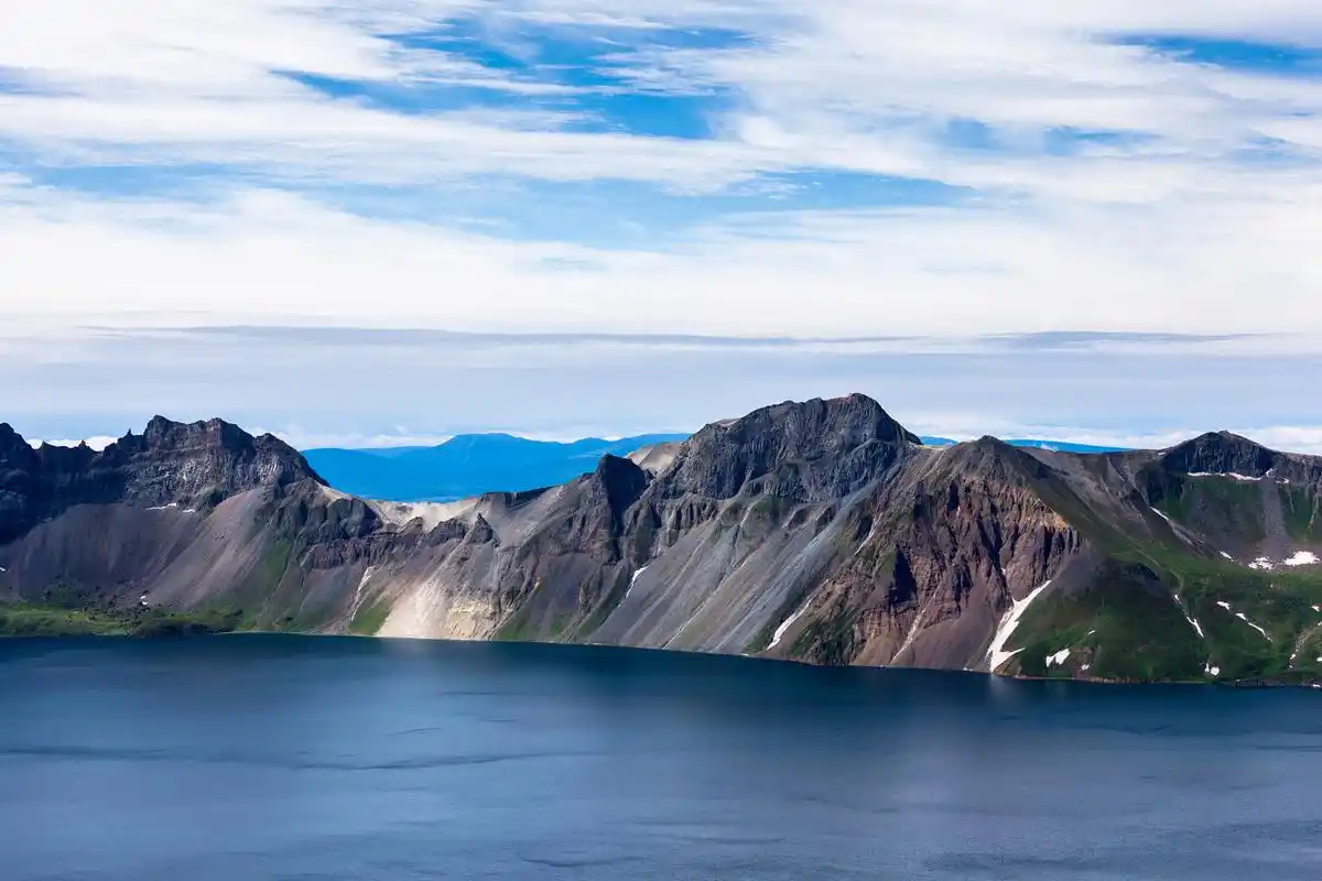 也是世界上海拔最高的高山湖泊之一,以下是一份长白山天池游玩攻略: 1