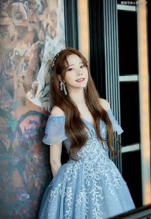 张紫宁蓝色长裙优雅写真