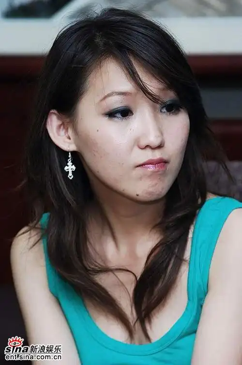 图文:超女沈阳20强做客新浪--李佼神情认真