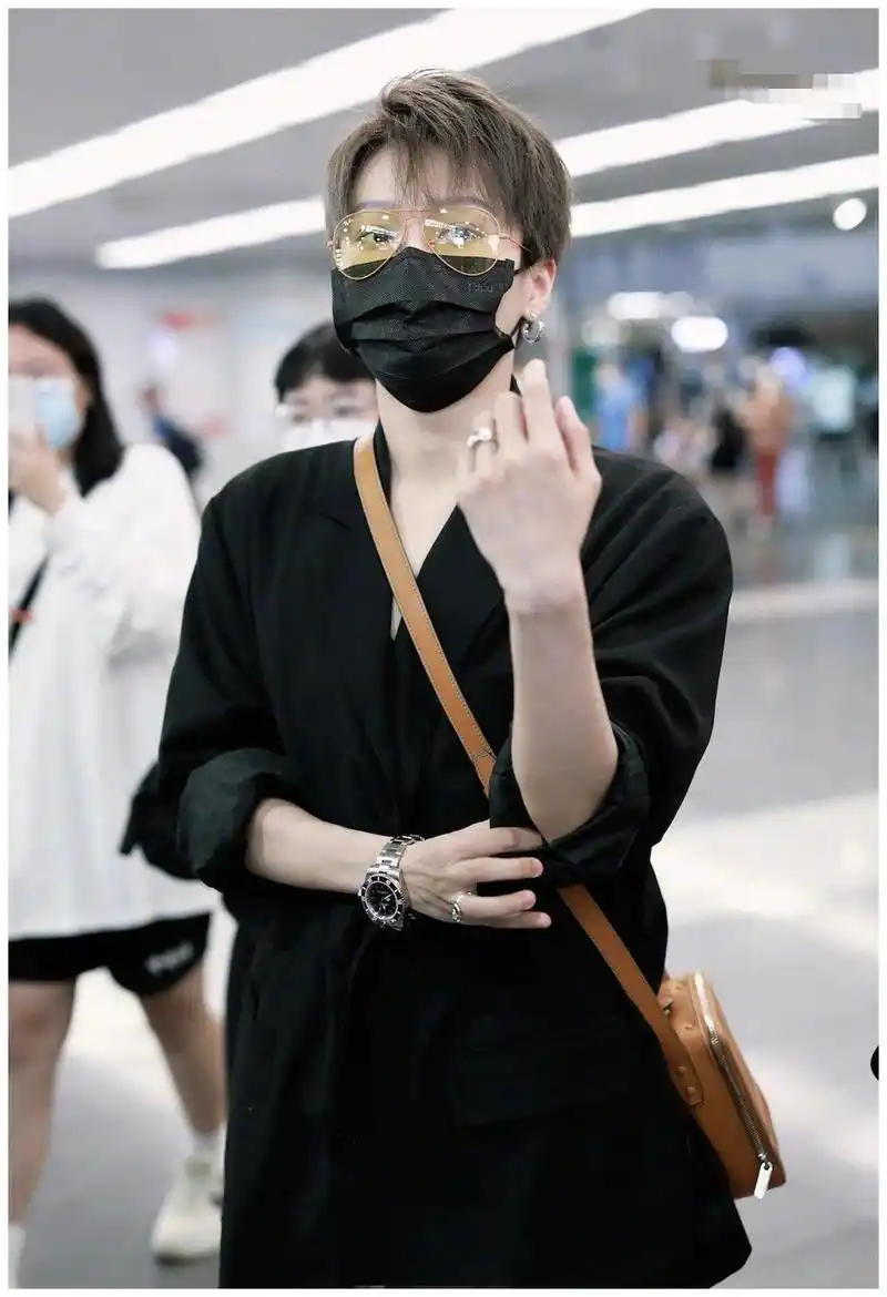 刘雨昕这机场造型也太帅了!卡其色西装黑色衬衫,太有范儿