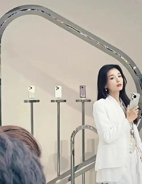 刘涛广州活动状态#刘涛的白色别致剪裁西装现身广州出席线下欢