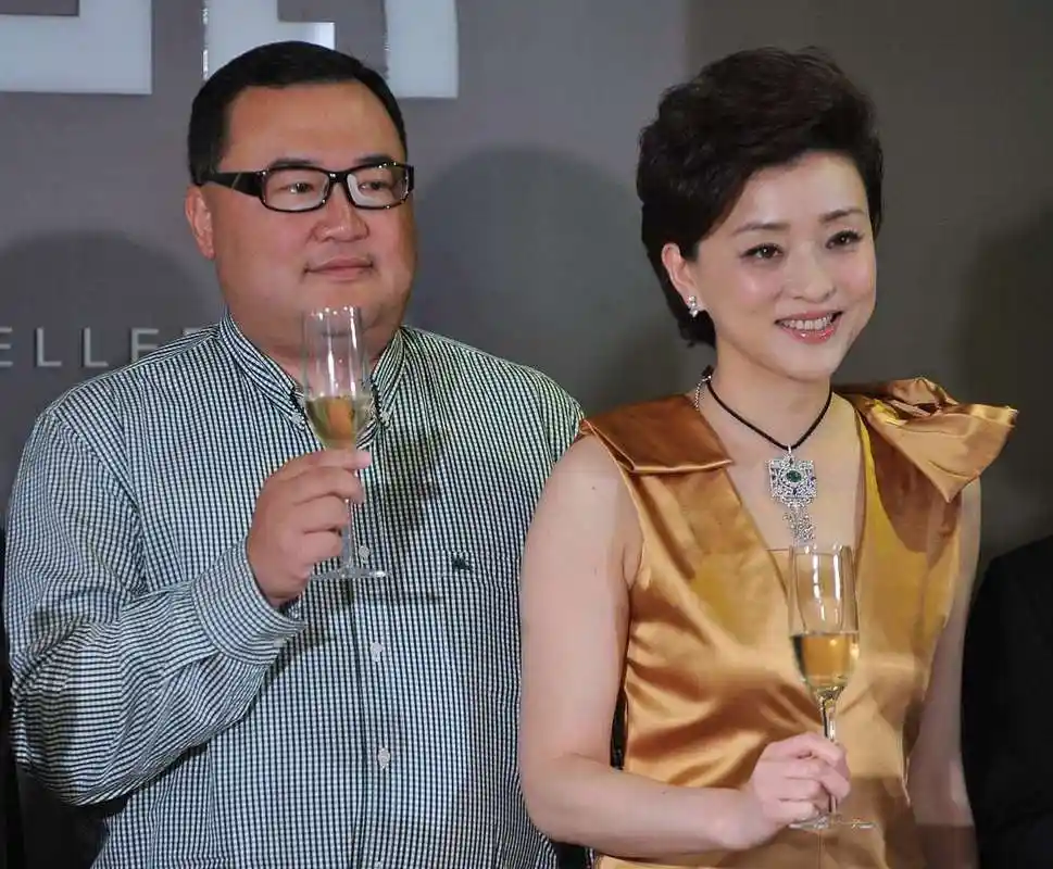 1994年,26岁的杨澜坚决和在银行上班的丈夫张一兵离婚,一转身就嫁给了