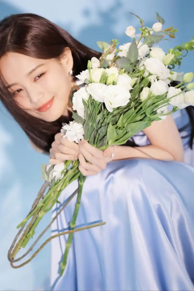 李一桐这笑容太治愈迷人了,美丽动人,越看越深陷其中难以自拔!